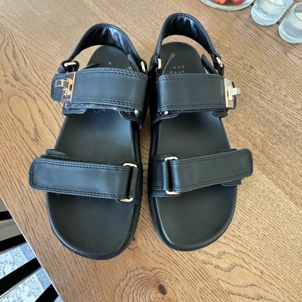 Item: A New Day Jonie Footbed Sandals 
Size: 6.5
Condition: Gently-Used
